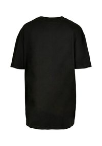 Juodas medvilnės T shirt'as su laisvu siluetu, trumpomis rankovėmis, apvalia iškirpte ir lygiu paviršiumi. Nėra matomų logotipų ar raštų.