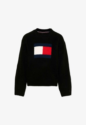 Maglione nero lavorato a maglia con una grande toppa rettangolare rossa, bianca e blu al centro del petto, caratterizzato da maniche lunghe e scollatura rotonda.