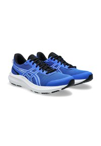 Des chaussures de sport bleues présentent une tige en maille respirante, des lacets noirs et une semelle intermédiaire blanche avec une semelle extérieure noire pour une meilleure adhérence. Des accents incluent un design de logo.