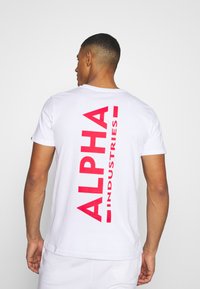 Alpha Industries BACK - Majica kratkih rukava s printom - white/red