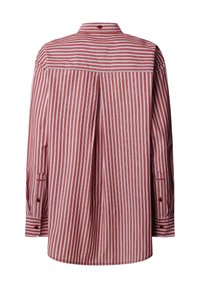 Camisa de manga larga con rayas verticales rojas y blancas, detalle de pliegue en la parte trasera, puños con botones y un botón en el cuello de la entalladura trasera.