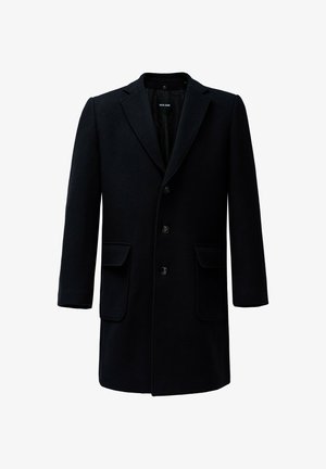 Crni vuneni kaput s izrezanim ovratnikom, kopčanjem sprijeda i dva prednja žepa. Tekstura se čini glatkom s definiranim siluetom.