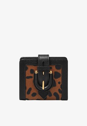 Porte-carte en cuir avec un design léopard brun et noir. Des accents noirs et une boucle en métal doré complètent le look.
