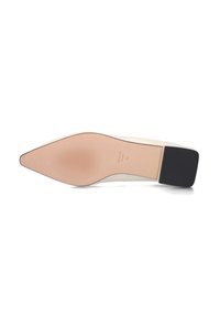 Beige neusloze schoen met een textuur rubberen grip. Beschikt over een zwarte blokhak en een gladde afwerking met subtiele merkaanduiding.