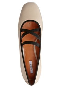 Ballerine beige avec des lanières élastiques noires croisées, une semelle intérieure rembourrée marron et un bout carré arrondi, vue de dessus.