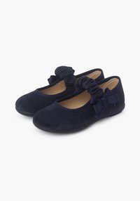 Ballerine in camoscio blu navy con punta rotonda, cinturino elastico e decorazione a fiocco sui lati. Fodera interna morbida e suola flessibile.