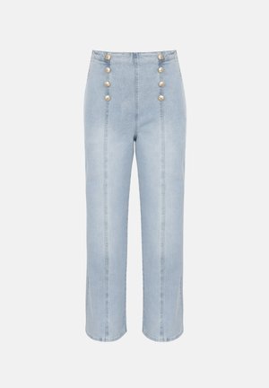 Világoskék, magasderekú, bő szárú farmernadrág, elöl két függőleges sorban hat-hat gyöngyszerű gombbal.