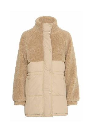 Abrigo acolchado beige con una parte superior esponjosa, cuello alto, botones a presión y bolsillos laterales. Presenta una textura suave y un corte holgado.