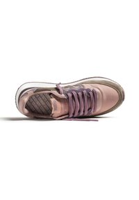 Sneaker rosa e viola con lacci, punta in suede e soletta con marchio, mostrata da un'angolazione dall'alto su uno sfondo bianco.