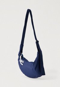 Tumesinist kangast õlakott kaarekujulise siluetiga, reguleeritava rihma ja dekoratiivse valge pitsi detailiga. Kerge ja tekstuuriga.