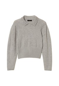 Maglione grigio lavorato a maglia con orlo e polsini a coste, caratterizzato da uno scollo con colletto decorato con borchie decorative ai bordi del colletto.