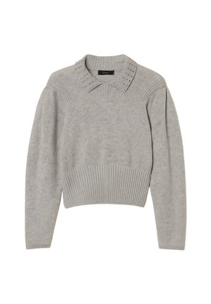 Maglione grigio lavorato a maglia con orlo e polsini a coste, caratterizzato da uno scollo con colletto decorato con borchie decorative ai bordi del colletto.