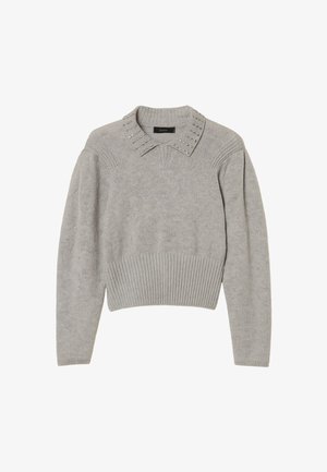 Maglione grigio lavorato a maglia con orlo e polsini a coste, caratterizzato da uno scollo con colletto decorato con borchie decorative ai bordi del colletto.