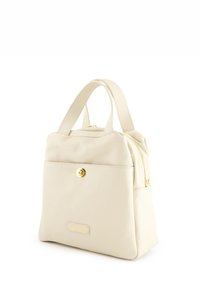 Weißes Lederhandtasche mit strukturierter Oberfläche, zwei kurzen Griffen, vorderer Einschubtasche und einem goldenen Knopfverschluss. Mit Reißverschluss oben.