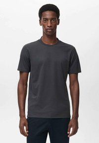 Korte mouwen, Ronde hals T-shirt van donkergrijze stof met een gladde textuur. Geen zichtbare patronen of accenten. Eenvoudig, aansluitend ontwerp.
