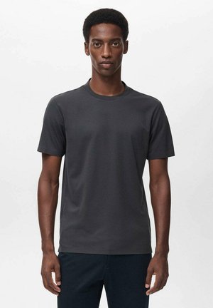 Camiseta de manga corta y cuello redondo, fabricada en tejido gris oscuro con textura suave. Sin patrones ni acentos visibles. Diseño sencillo y ajustado.