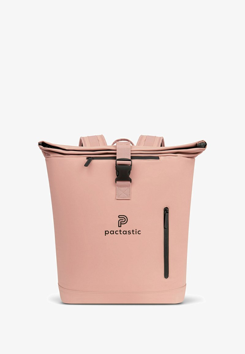 Bolsa tote impermeable rosa con correas de hombro ajustables, cierre superior con hebilla y un bolsillo con cremallera en el lateral; presenta un logo en la parte frontal.