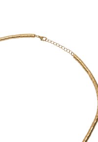 Złocona naszyjnik o teksturowanym, cylindrycznym wzorze. Posiada zapięcie typu lobster oraz regulowany łańcuszek do zmiany długości.