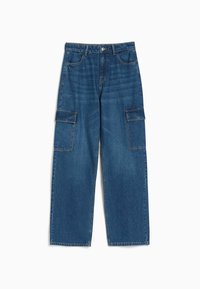 Pantalones cargo de mezclilla en azul oscuro. Presentan un corte holgado, dos grandes bolsillos laterales y cierre clásico con botones y presillas para el cinturón.