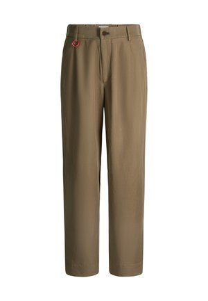 Khakihose mit geradem Bein, Gürtelschlaufen, vorderem Knopf- und Reißverschluss sowie einem kleinen roten Ring, der an der linken Gürtelschlaufe befestigt ist.