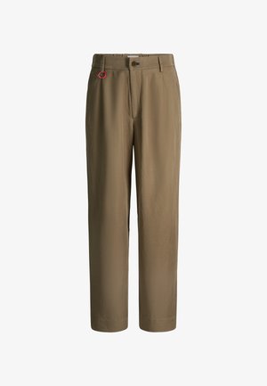 Khakihose mit geradem Bein, Gürtelschlaufen, vorderem Knopf- und Reißverschluss sowie einem kleinen roten Ring, der an der linken Gürtelschlaufe befestigt ist.