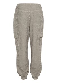 Pantalon beige taille haute avec fines rayures verticales, poignets élastiques, deux poches avant et poches cargo sur les côtés.