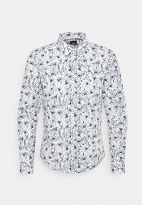 Camisa blanca de manga larga con patrón floral azul, cuello abotonado y dobladillo curveado. La tela tiene una textura suave y ligera.
