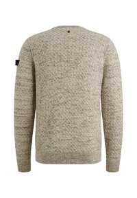 Pull beige clair avec un motif texturé, col rond, manches longues, et poignets et ourlet côtelés. Petit logo sur la manche gauche.