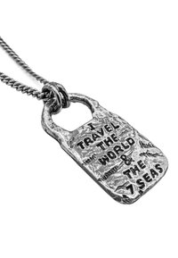Silverfärgad hängande kedja med ett texturerat taggformigt hänge med det präglade texten "JAG RESER I VÄRLDEN OCH DE 7 HAVEN".