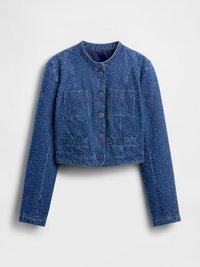 Jachetă de denim scurtă, de culoare albastru închis, cu un finisaj texturat, având patru buzunare frontale și un decolteu rotund, închisă cu nasturi.