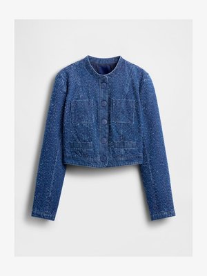 Casaco de denim cropped em azul escuro com um acabamento texturizado, apresentando quatro bolsos frontais e um decote redondo, fechado por botões.