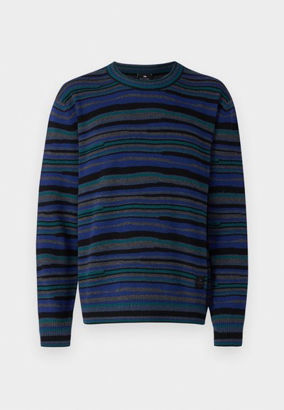 Maglione a righe nei colori blu navy, verde e grigio. Presenta un collo a giro e polsini a costine. Il materiale sembra morbido con una finitura testurizzata.