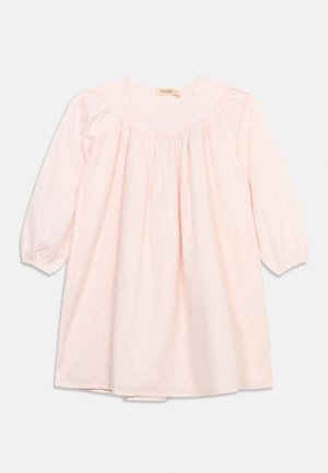 Hele roosa beebikleidi pikkade varrukatega, kroogitud kaelusega, peene täpilise tekstuuriga ja kahe väikese nupuga krae lähedal.