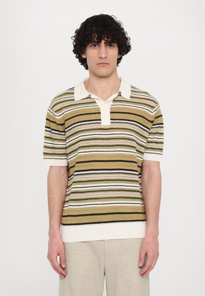 Tricou polo tricotat cu mâneci scurte, prezentând dungi alternative în verde, bej, alb și negru. Are guler și o textură ușor reliefată.