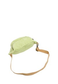 Bolso de pana verde con forma redondeada, que presenta un cierre con cremallera y una correa ajustable en tono marrón. Superficie texturizada y detalles de costura visibles.