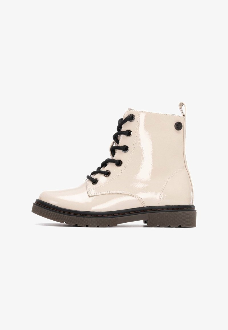 Botas de tobillo de charol beige con cordones negros, punta redonda y una suela de goma marrón contrastante. Cuenta con una cinta en la parte trasera y detalles laterales.