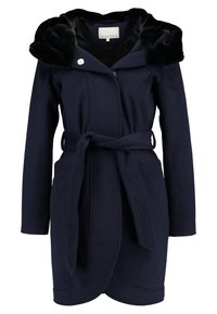 Marineblauer Mantel mit Gürtel, versehen mit einem Kunstfellkragen, langen Ärmeln und seitlichen Taschen. Glattes Gewebe mit strukturiertem Design und Knopfdetails.