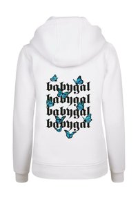 Felpa bianca con cappuccio caratterizzata da un design grafico con la parola "babygal" in grassetto nero e illustrazioni di farfalle blu sparse.
