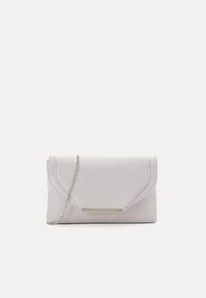 Lichtgrijze suède clutch met een zilveren kettingriem en een rechthoekig zilveren accent op de voorflap.