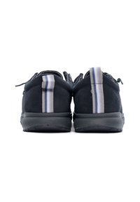 Sneaker in suede nero con un accento striato grigio e blu sul tallone. Design arrotondato con suola flessibile e texture a motivo sulla parte superiore.
