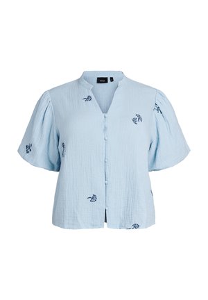 Svetlomodrá blúzka s krátkymi rukávmi, zdobená malými tmavomodrými kvetinovými potlačami, s okrúhlym výstrihom, prednými gombíkmi zakrytými látkou a jemne krčenou textúrou.