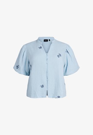 Hellblaue Kurzarmbluse mit kleinen dunkelblauen Blumenmustern, rundem Ausschnitt, vorn mit stoffbezogenen Knöpfen und leicht gekräuselter Textur.