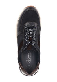 Schwarze Leder- und Textilsneaker mit Wildlederakzenten, runder Zehenpartie, Schnürverschluss und einem kontrastierenden braunen Ferseneinsatz.