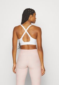 Under Armour INFINITY MID COVERED - Vidēja atbalsta sporta krūšturis - white/halo gray