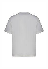 Απλό κοντομάνικο T-shirt σε ανοιχτό γκρι χρώμα, εμφανιζόμενο από πίσω, με στρογγυλή λαιμόκοψη και χωρίς ορατά σχέδια ή λογότυπα.