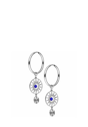 Silberne Creolen mit Sonnenstrahl-Anhängern, die einen zentralen blauen Edelstein und kleine strukturierte Silberscheiben darunter aufweisen.