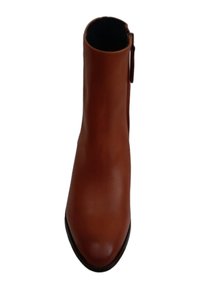 Botín de cuero marrón con una forma aerodinámica, textura suave y una cremallera lateral para facilitar su uso. Presenta una puntera redondeada y acentos mínimos.