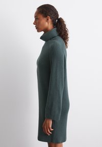 Marc O'Polo MIT ROLLKRAGEN REGULAR AUS SOFTEM MIX - Strickkleid - deep emerald
