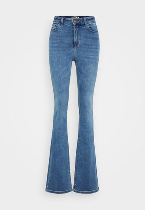 Jeans din denim cu evazare, de culoare albastru deschis, cu cinci buzunare, închidere cu un buton în față și cusături contrastante. Materialul are o textură netedă.