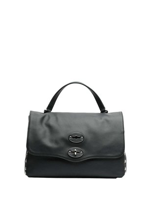 Borsa a mano in pelle nera con pattina arrotondata, doppie chiusure metalliche a leva, una singola maniglia superiore e borchie argentate ai lati.